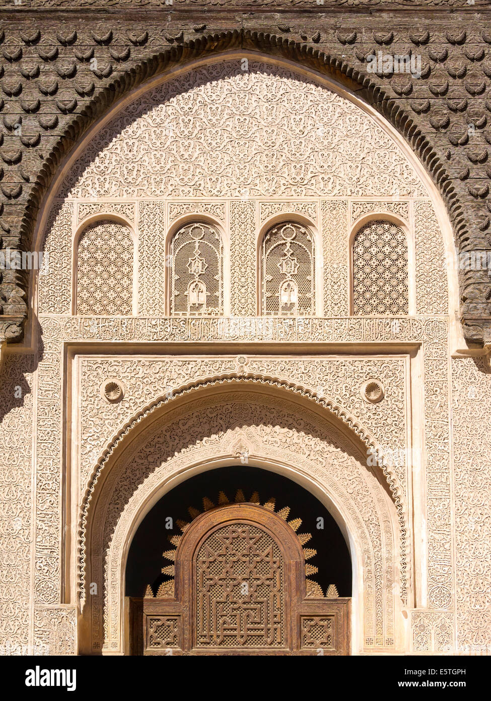 L'allégement de mur dans la cour, Medersa Ben Youssef, centre historique, Marrakech, Marrakech-Tensift-Al Haouz, Maroc Banque D'Images