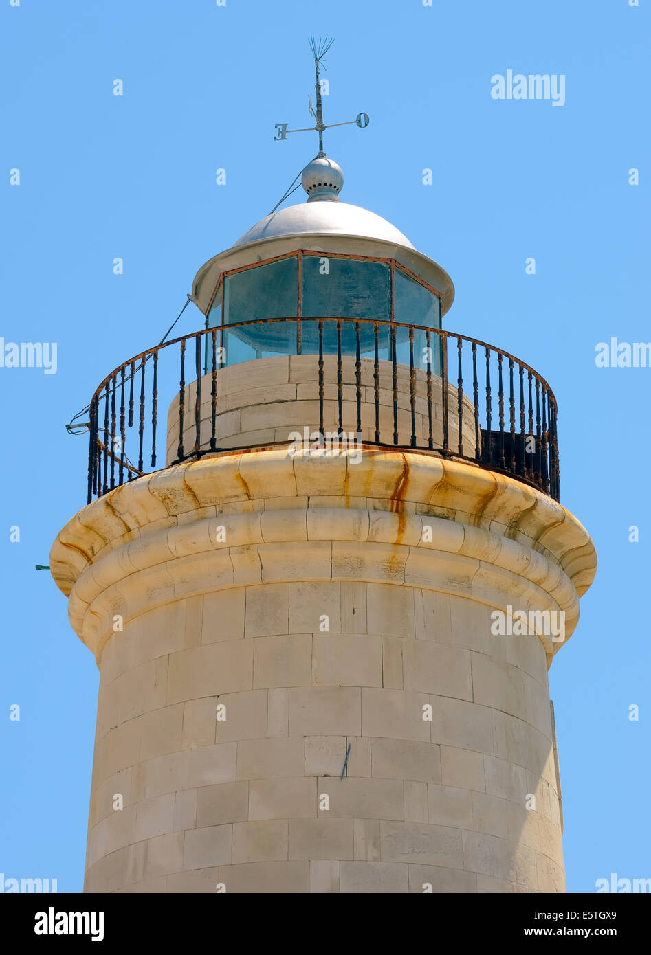 Petit phare à l'entrée d'un port Banque D'Images