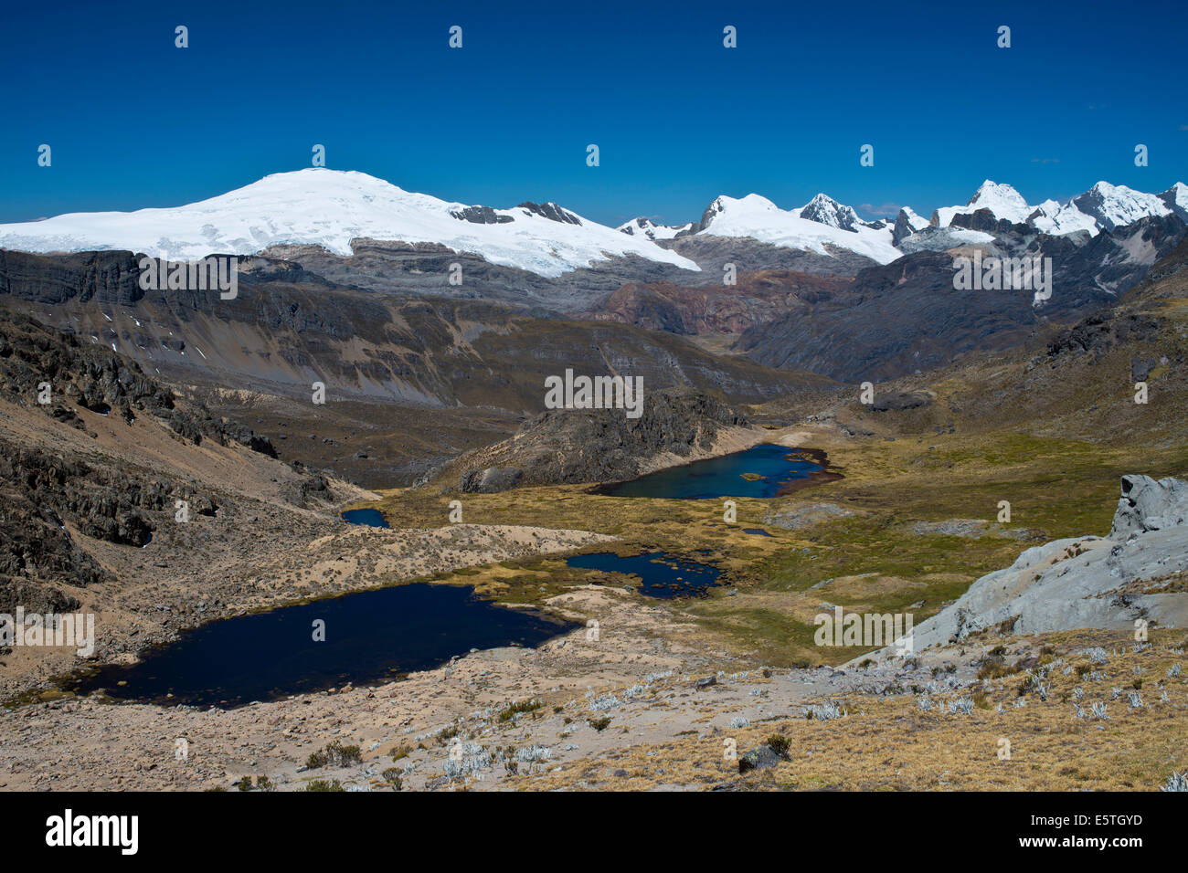 Plusieurs lacs de montagne dans une haute vallée, à l'arrière des montagnes enneigées de la Cordillère Raura range, au nord du Pérou, Pérou Banque D'Images