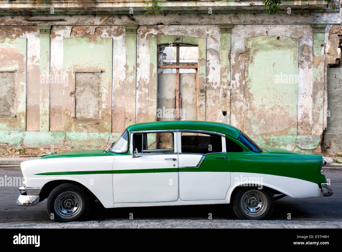 American Vintage voiture garée dans une rue de Centro Habana, La Havane, Cuba, Antilles, Caraïbes, Amérique Centrale Banque D'Images