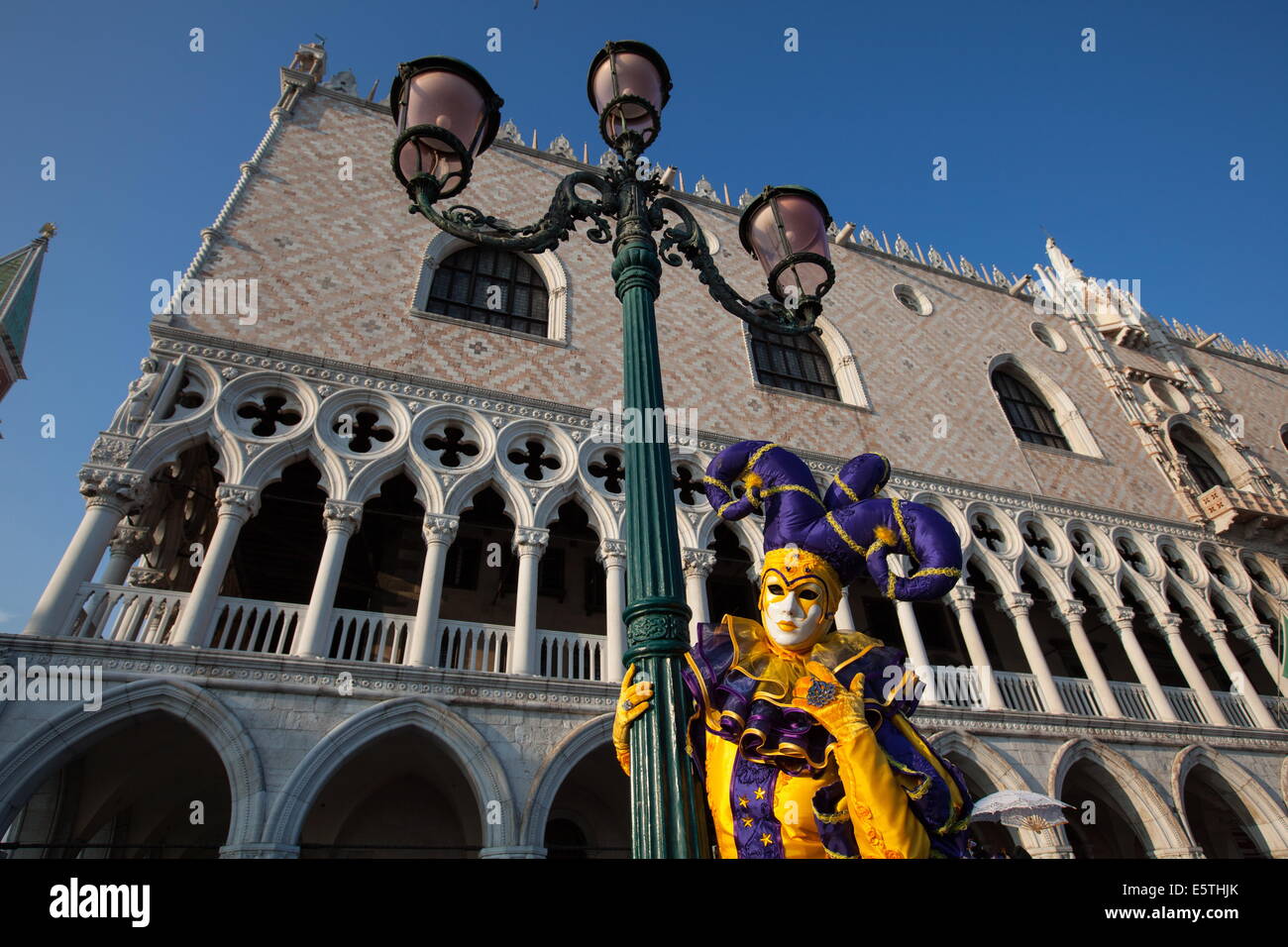 Masques et costumes du Carnaval de Venise durant le carnaval, la Place Saint Marc, Venise, UNESCO World Heritage Site, Vénétie, Italie, Europe Banque D'Images