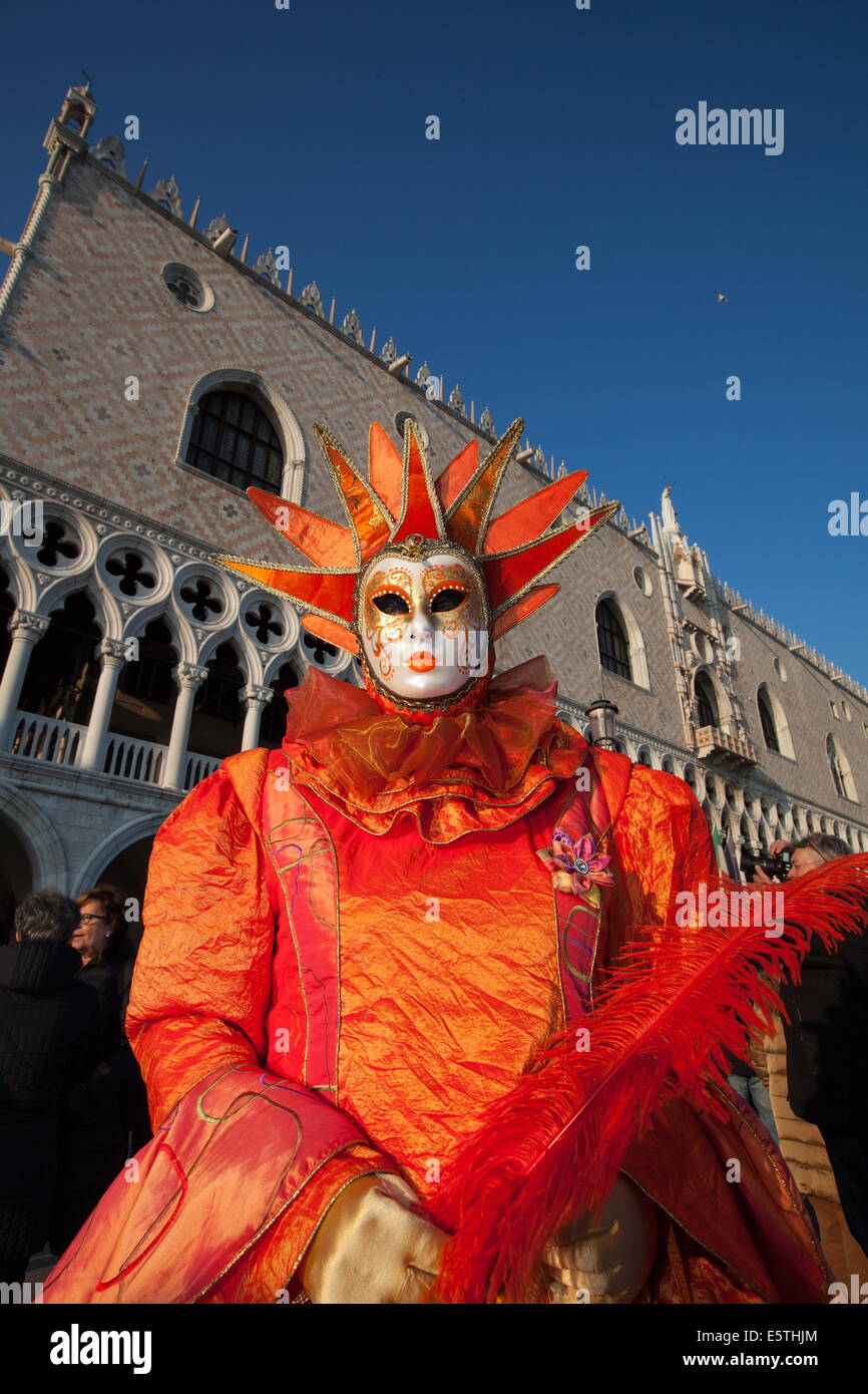 Masques et costumes du Carnaval de Venise durant le carnaval, la Place Saint Marc, Venise, Vénétie, Italie, Europe Banque D'Images