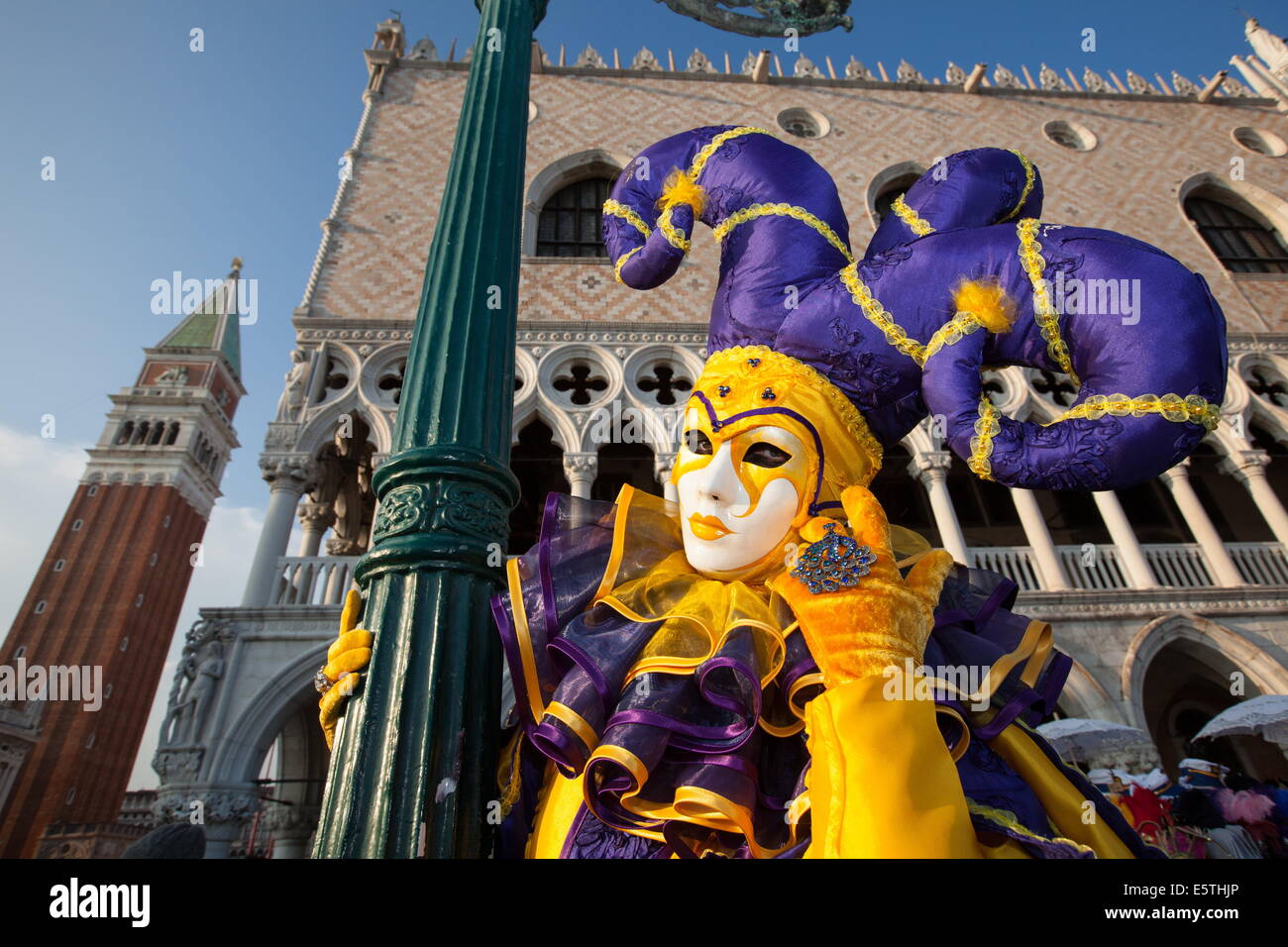 Masques et costumes du Carnaval de Venise durant le carnaval, la Place Saint Marc, Venise, Vénétie, Italie, Europe Banque D'Images