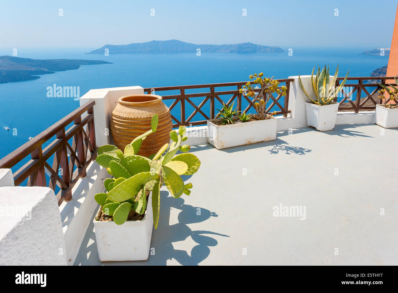 Terrasse avec vue sur la mer. Fira, Santorini, Grèce Banque D'Images