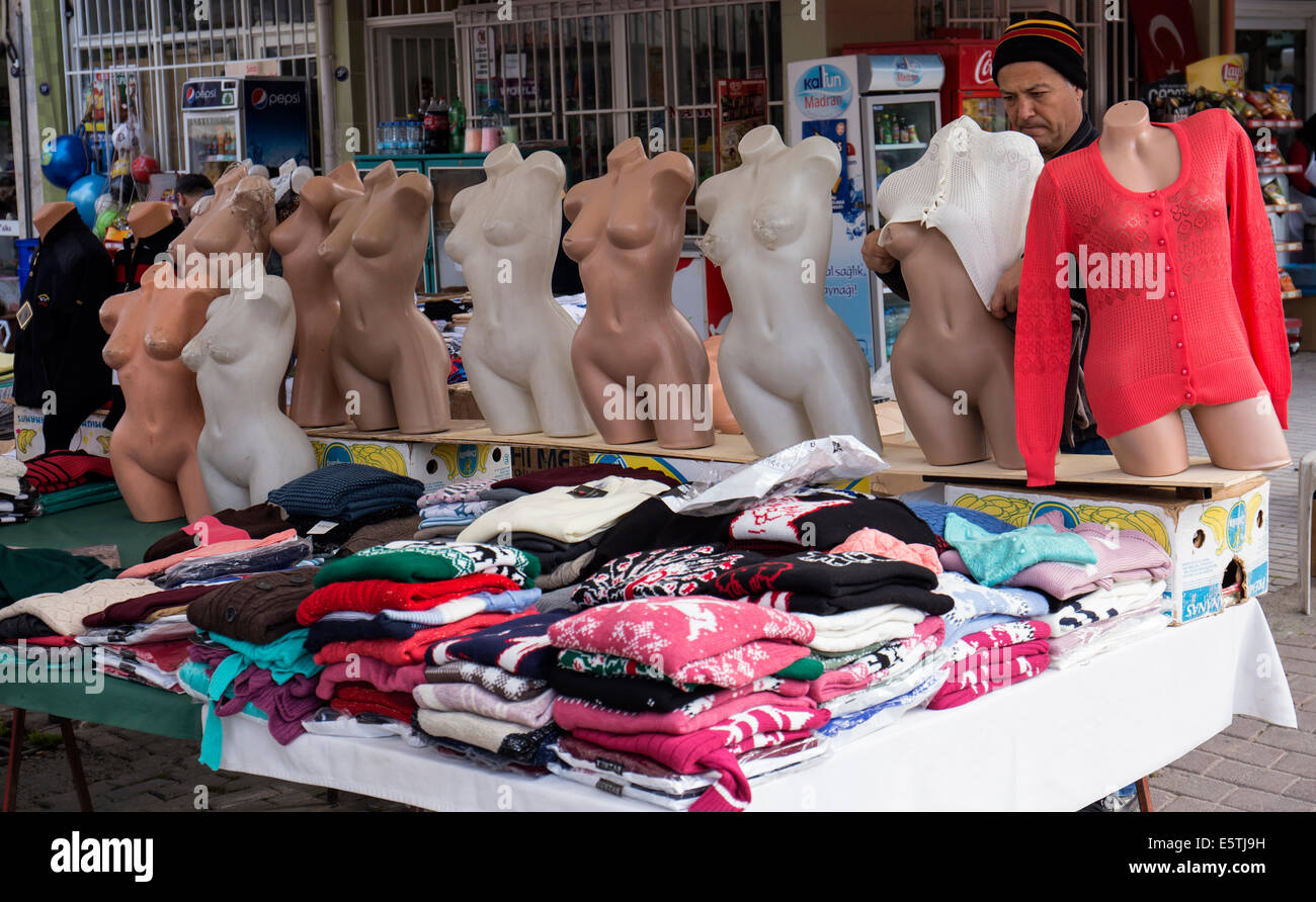 Les mannequins à Selçuk Turquie marché en plein air Banque D'Images