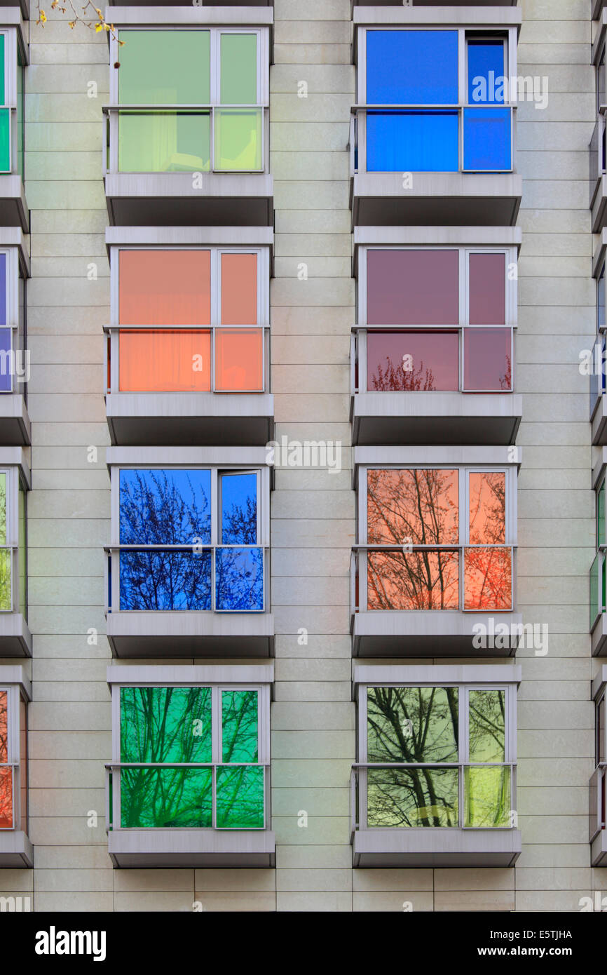 La couleur des fenêtres de l'hôtel Hesperia Bilbao, Bilbao, Espagne Banque D'Images