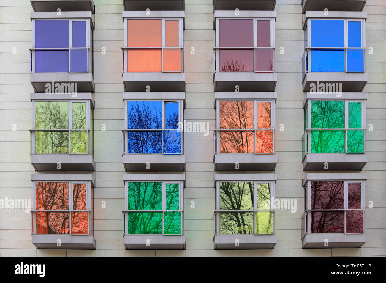 La couleur des fenêtres de l'hôtel Hesperia Bilbao, Bilbao, Espagne Banque D'Images