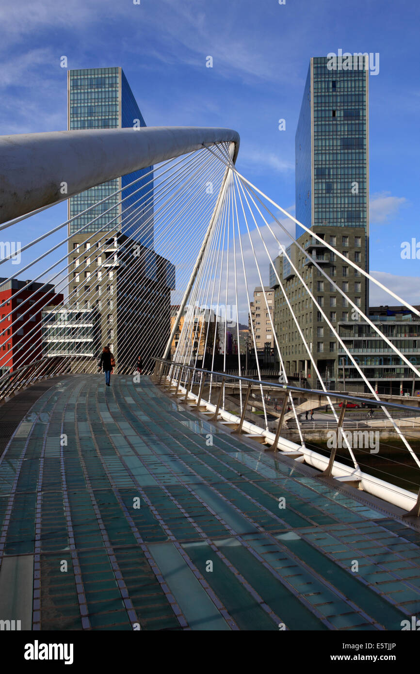 La passerelle Zubizuri (pont blanc), également appelé le Campo Volantin, pont de la rivière Nervion, à Bilbao, Espagne Banque D'Images