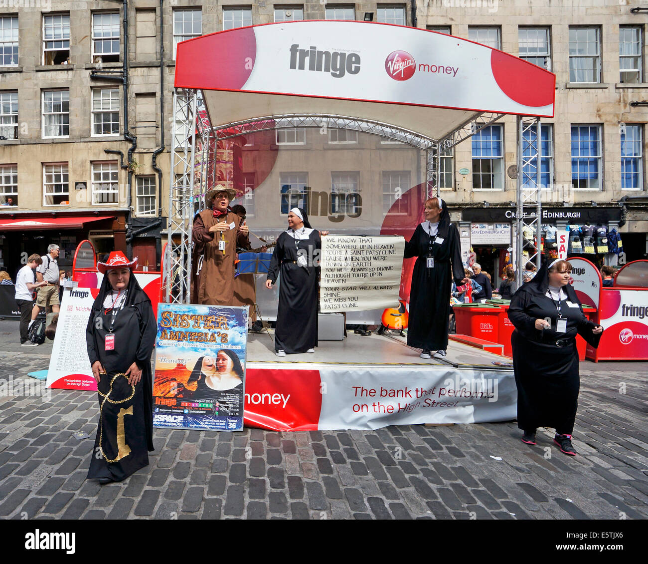 Edinburgh Fringe Festival 2014 Artistes interprètes ou exécutants dans l'amnésie Soeur High Street Le Royal Mile Edinburgh Scotland Banque D'Images