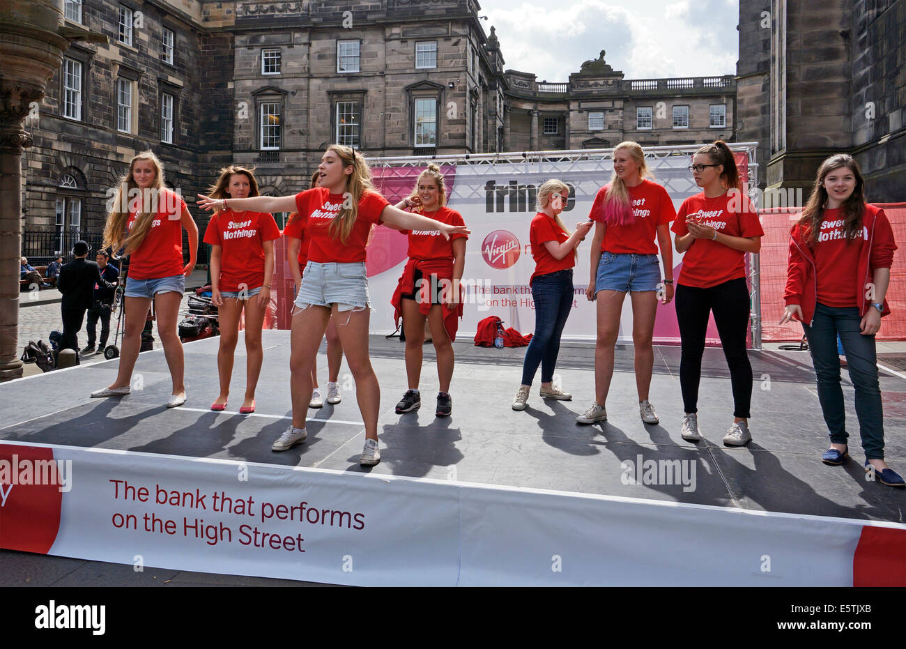 Edinburgh Fringe Festival 2014 Artistes Sweet Nothings dans High Street Le Royal Mile Edinburgh Scotland Banque D'Images