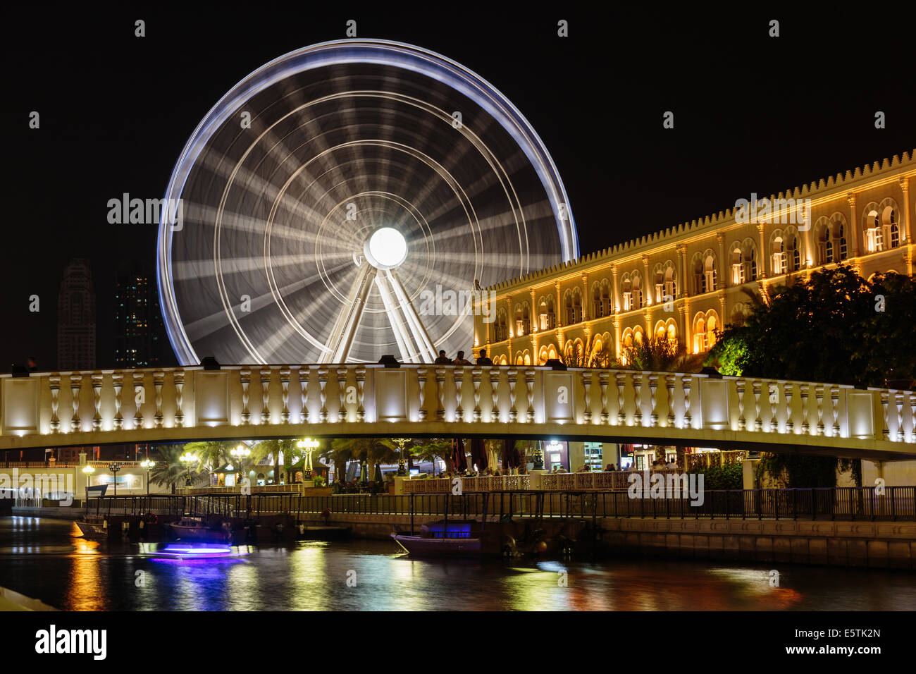 SHARJAH, ÉMIRATS ARABES UNIS - le 29 octobre : grande roue à Al Qasba. Sharjah - troisième plus grande et plus peuplée en Émirats Arabes Unis, sur Banque D'Images