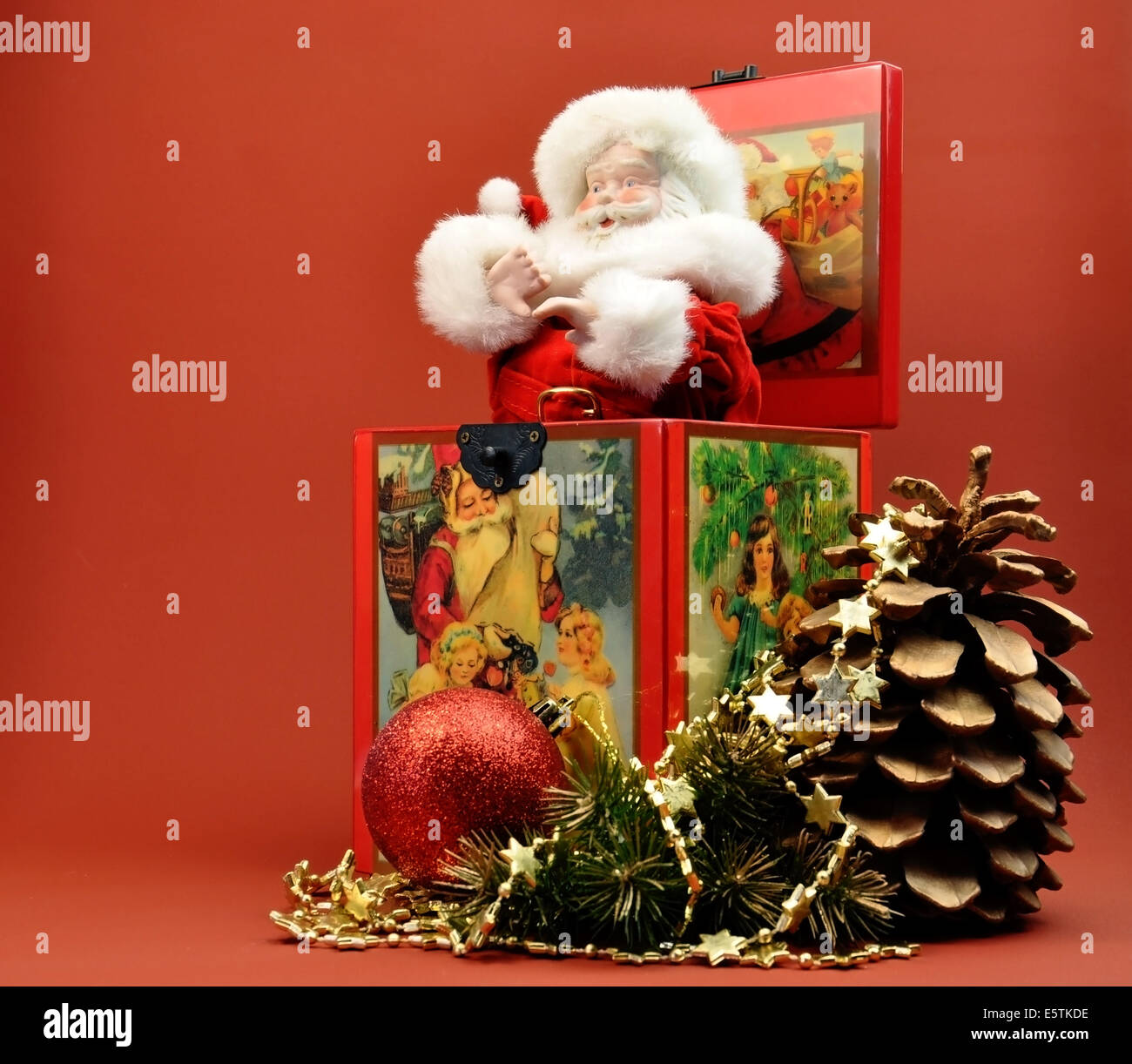 Un vintage le Père Noël, Saint Nicolas, Santa Claus Jack-in-the-Box avec des scènes de Noël style vintage Banque D'Images