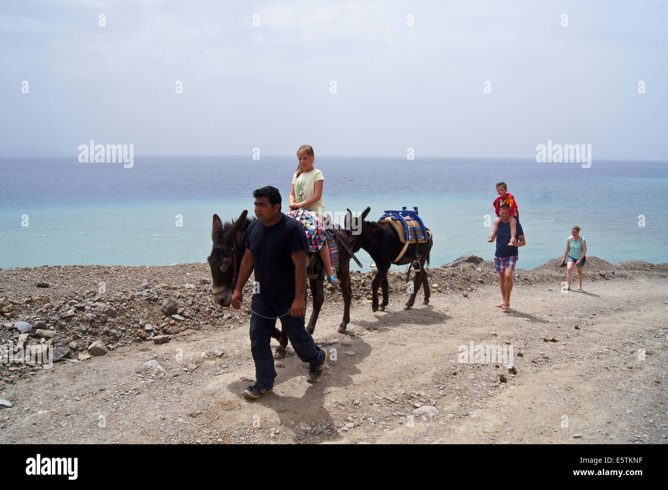 Les touristes sur une promenade avec un âne de Therma hot springs, Kos, Grèce Banque D'Images