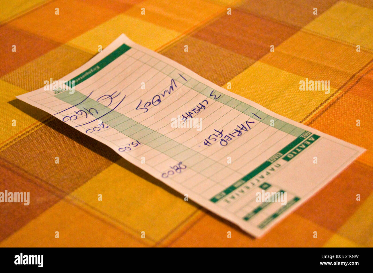 Un projet de loi pour un montant de 46 euro sur une table de bar, Kos, Grèce Banque D'Images