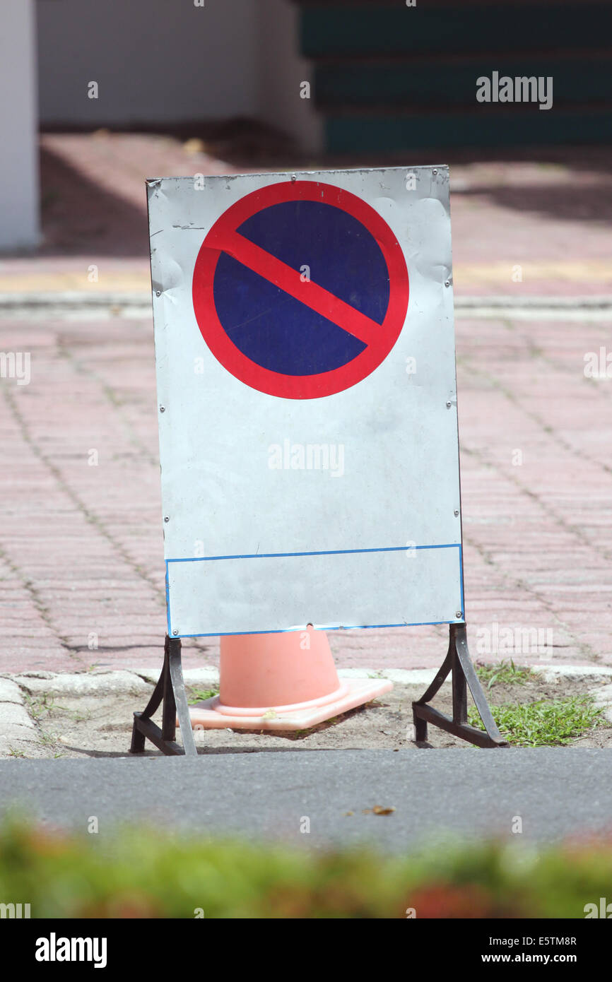 Aucun stationnement de signe de la circulation sur la route. Banque D'Images