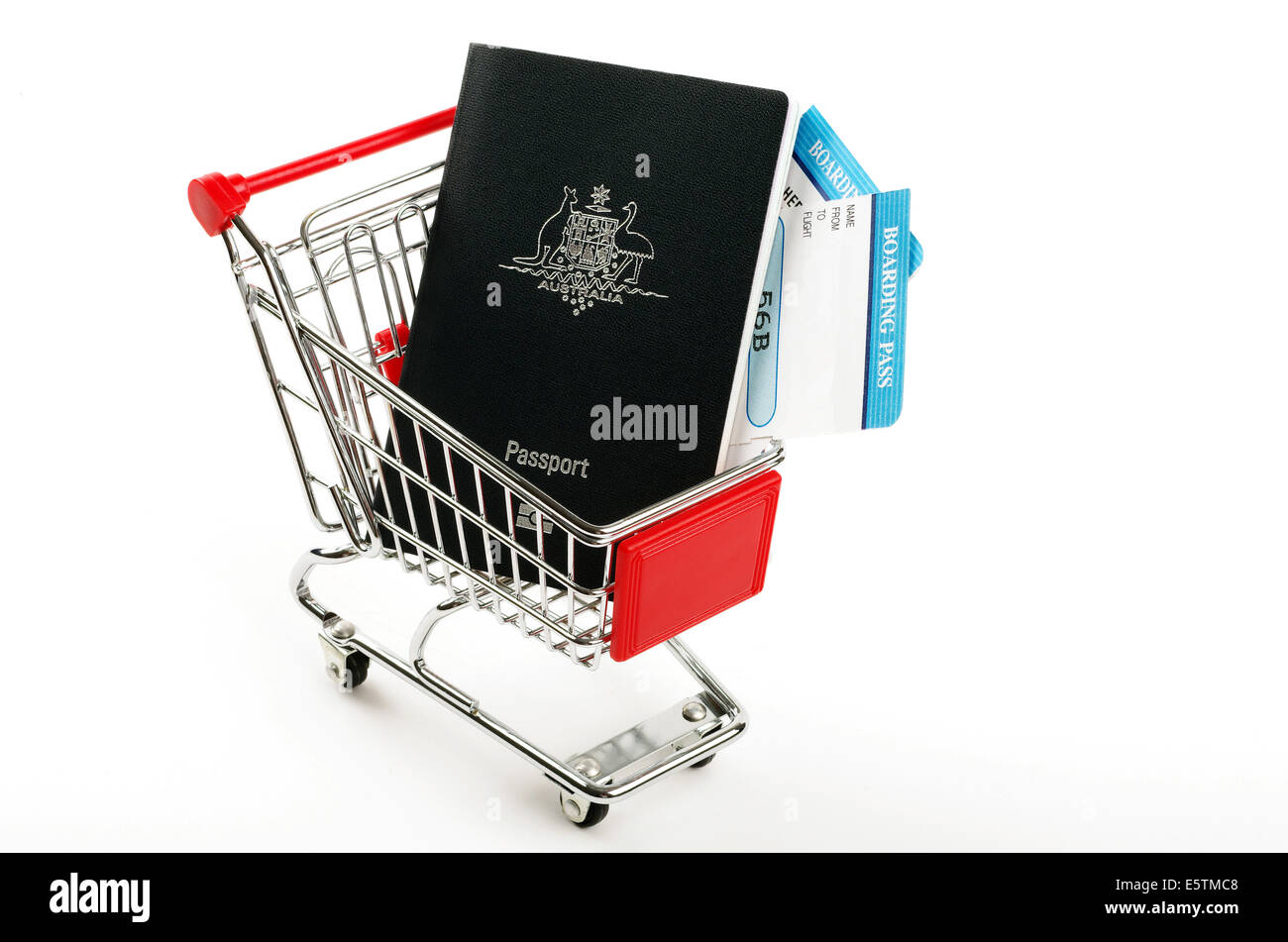 Passeport australien et deux cartes d'embarquement dans un panier Banque D'Images