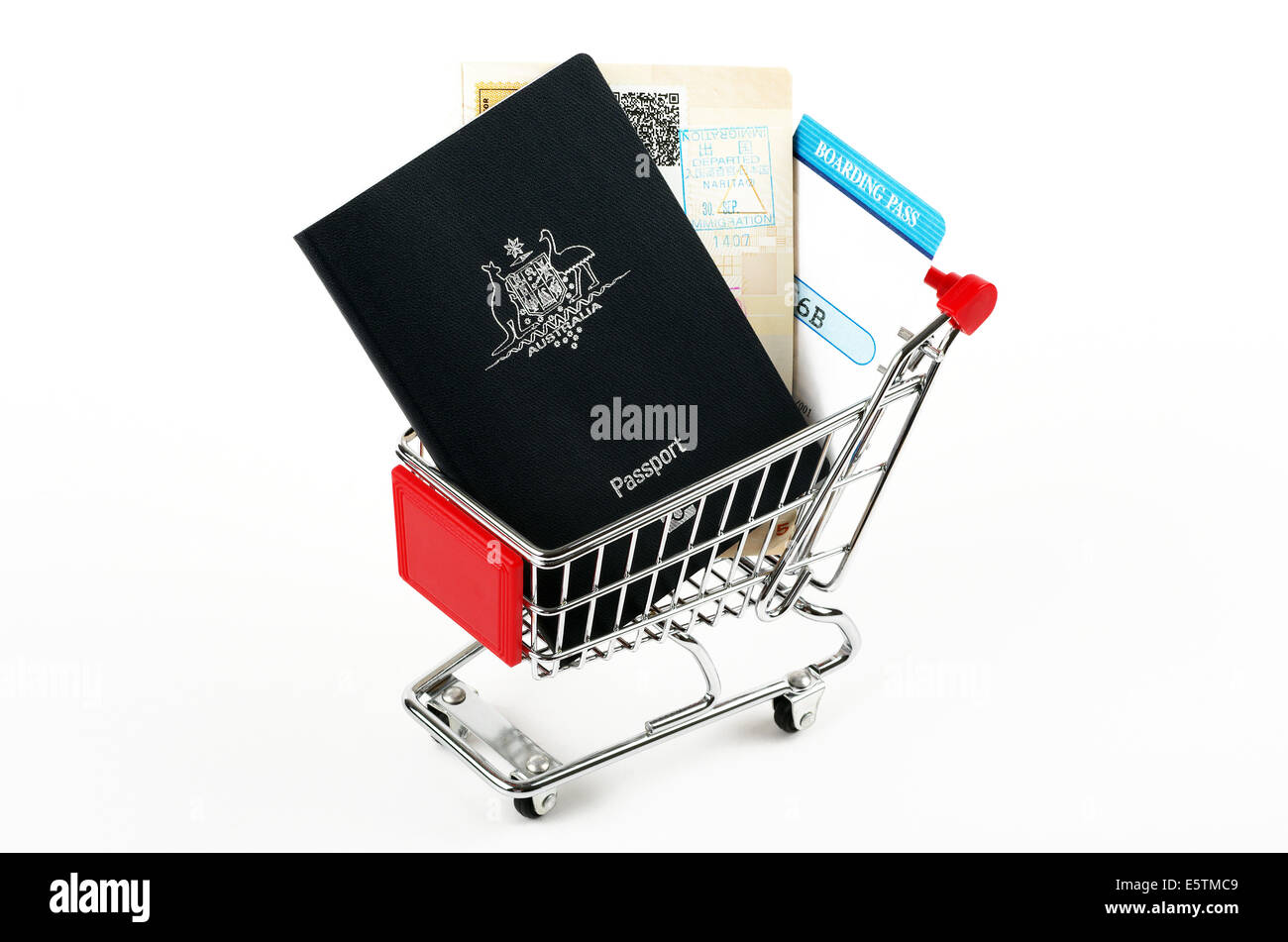 Passeport et documents de voyage dans un panier Banque D'Images