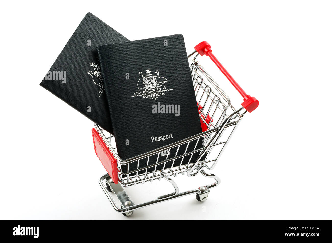 Deux passeports australiens dans un panier Banque D'Images