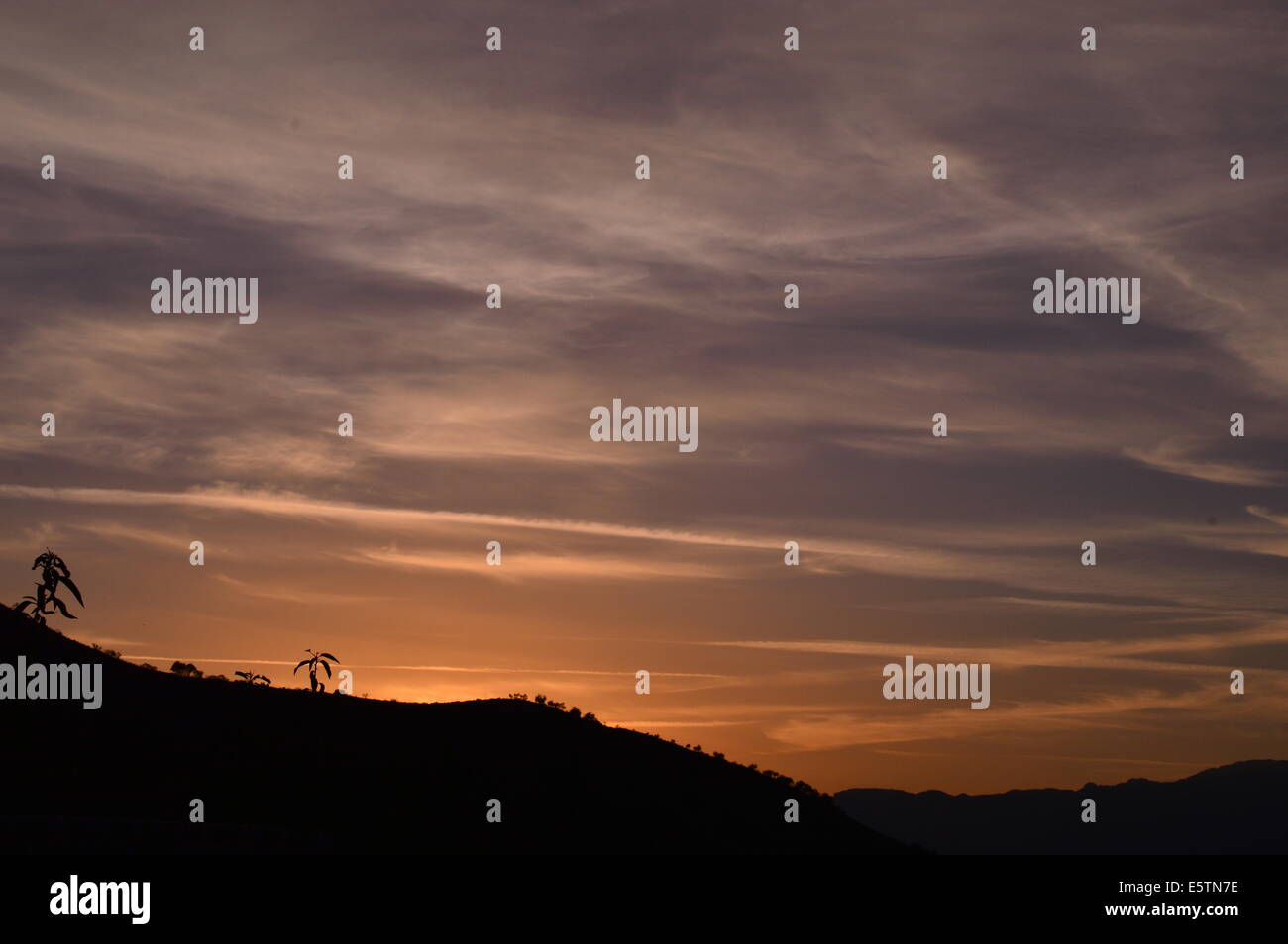 Le coucher du soleil, les nuages vaporeux, orange, orange glow glow,  paysage, soleil, bleu et blanc des nuages filandreux Photo Stock - Alamy