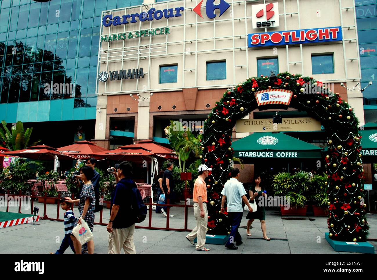 Singapour : décorations de Noël et un café Starbucks au restaurant Plaza Singapura mall sur Orchard Road Banque D'Images