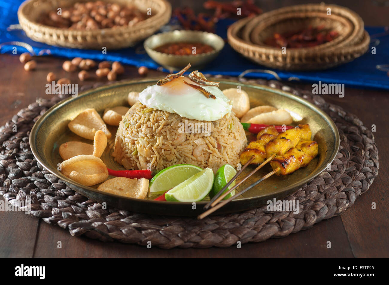 Nasi Goreng. Riz frit à l'indonésienne satay. Banque D'Images