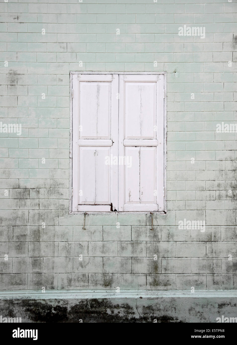 La fenêtre blanche sur vieux mur avec house. Banque D'Images