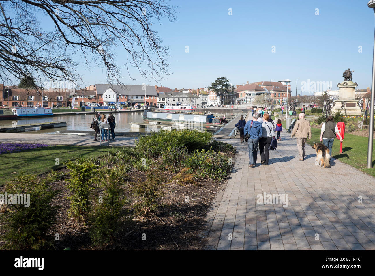 Les touristes par des canaux Stratford Upon Avon Royaume-uni Royaume-Uni Angleterre Grande-Bretagne Banque D'Images