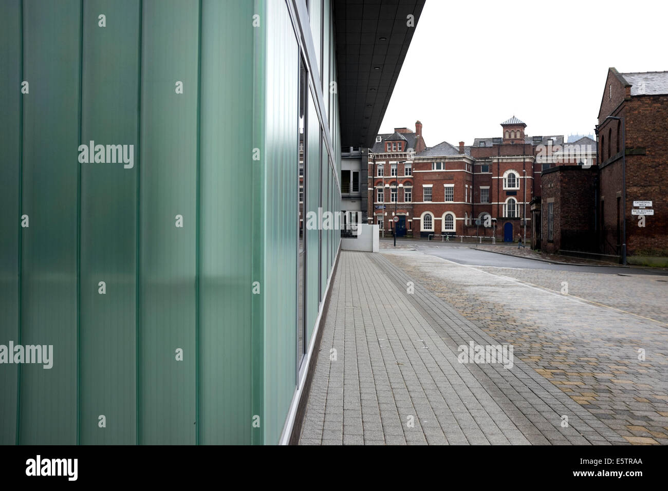 Bloc de bureau moderne en verre ancien contraste mur de galets Banque D'Images
