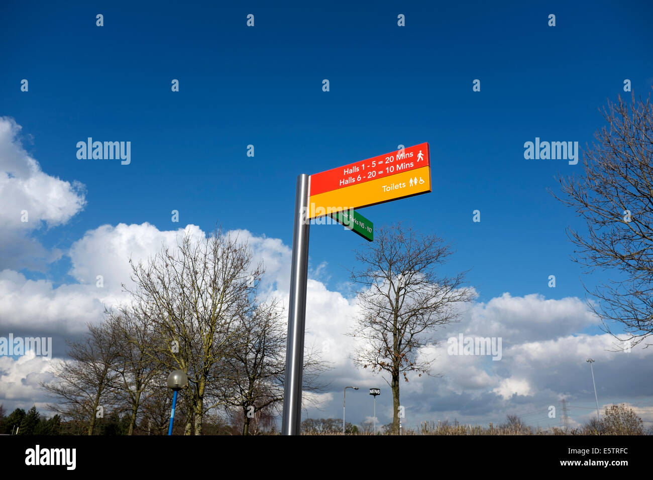 Signe Orange Rouge vif contre Sunny Ciel Bleu clair Banque D'Images