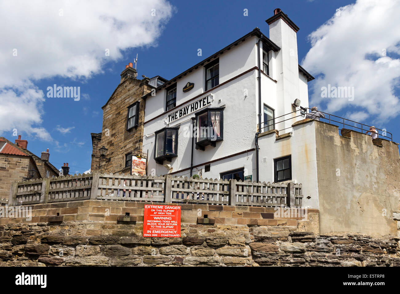 L'hôtel Bay et Avertissement Robin Hood's Bay North Yorkshire Angleterre Banque D'Images