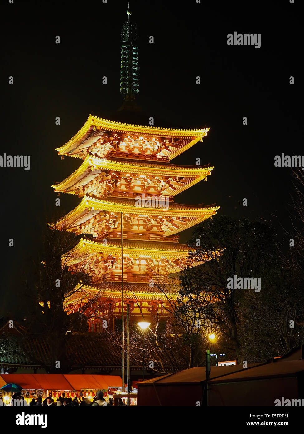 Senso-ji pagode à 5 étages, nuit à la veille de Nouvel An japonais, Asakusa, Tokyo, Japon Banque D'Images