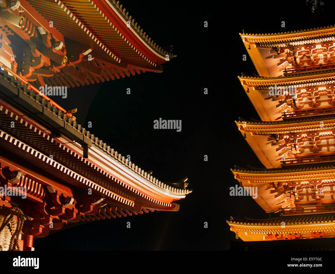Senso-ji pagode de 5 étages et Hozomon gate dans la nuit à la veille de Nouvel An japonais, Asakusa, Tokyo, Japon Banque D'Images