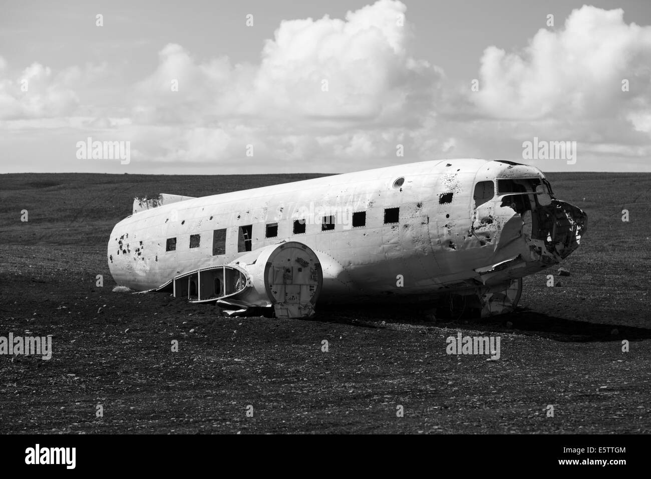 Épave abandonnée de l'avion écrasé US Navy Douglas C-47 Skytrain (basé sur DC-3), épave d'avion sur la plage noire à Sólheimasandur, sud de l'Islande Banque D'Images