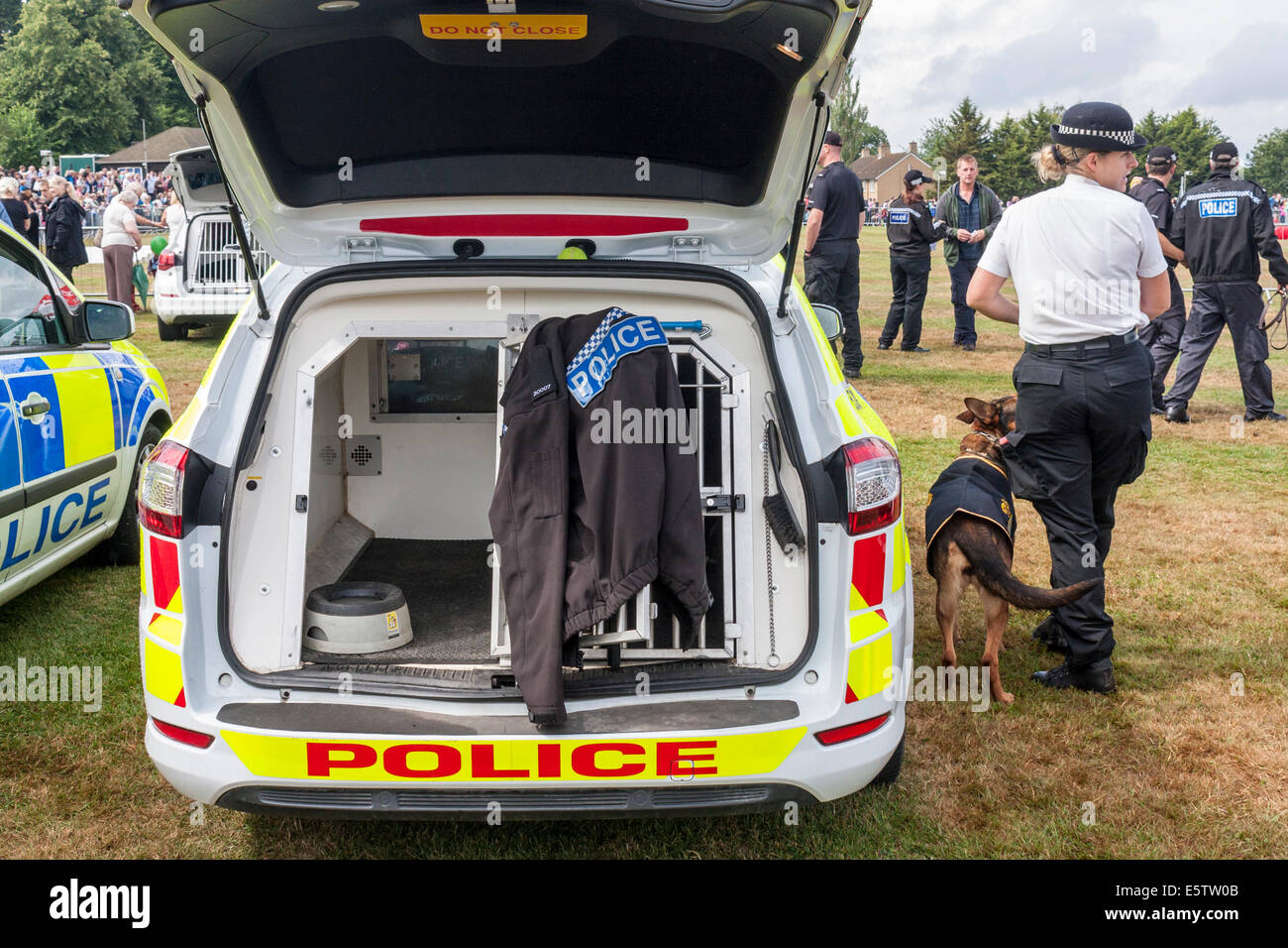 Police woman de chien avec chien de police à l'exposition publique / demonstraion. Banque D'Images