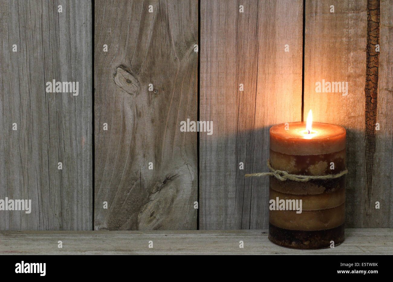 Bougie brûlante texturé par fond de bois rustique Banque D'Images