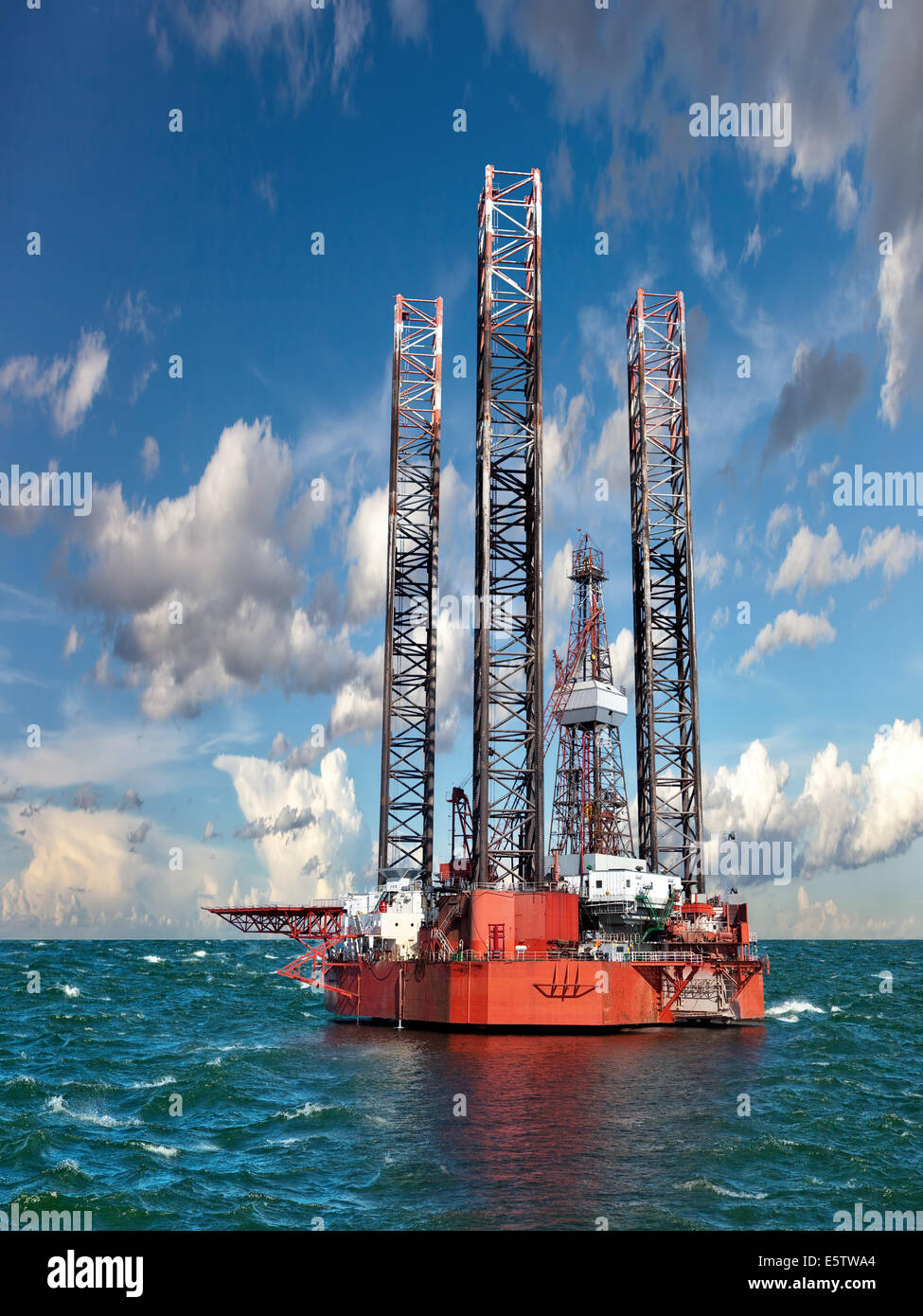 Plate-forme pétrolière en mer contre l'incroyable ciel bleu. Banque D'Images