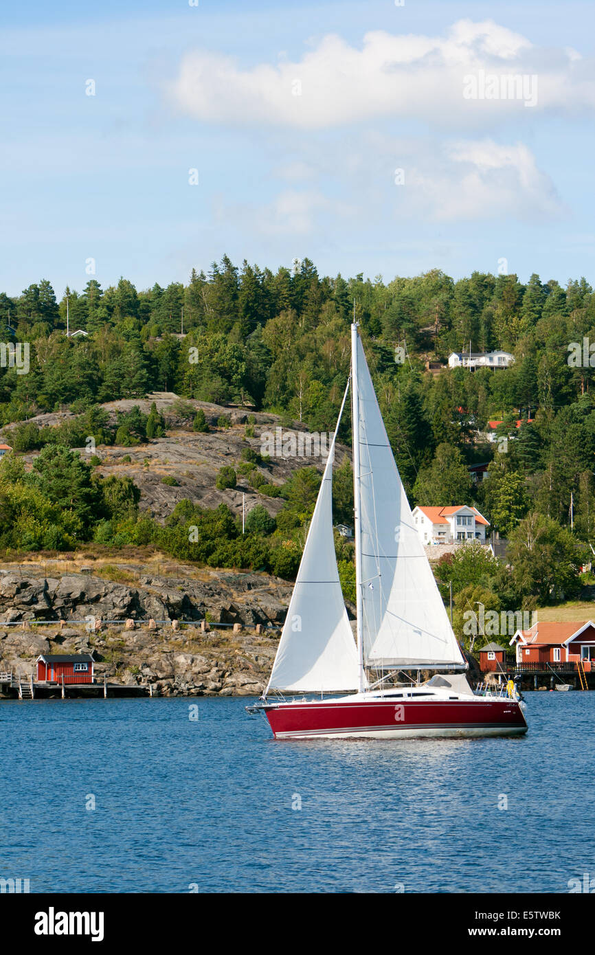 Yacht à voile sur un lac en Suède Banque D'Images