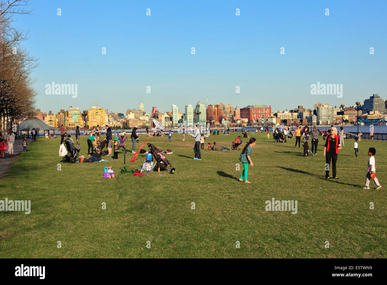 Parc au bord de la rivière Hudson à Hoboken dans le New Jersey à l'Est, vers la ville de New York et de Manhattan Banque D'Images