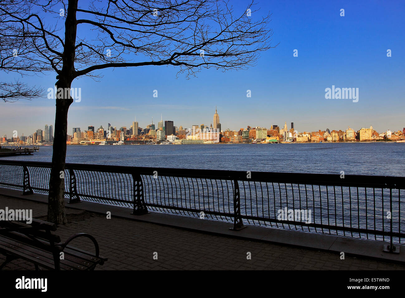 Vue de la ville de New York et de Manhattan à partir de l'autre côté de la rivière Hudson dans la ville de Hoboken, New Jersey Banque D'Images