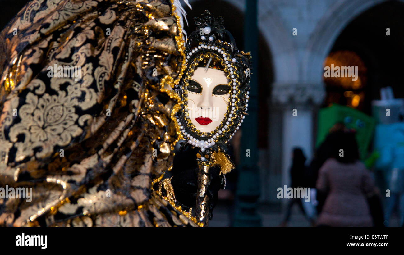 Venise - 5 février : femme en costume sur la Piazza San Marco au cours de Carnaval de Venise, le 6 février 2013, à Venise, Italie. C'ye Banque D'Images