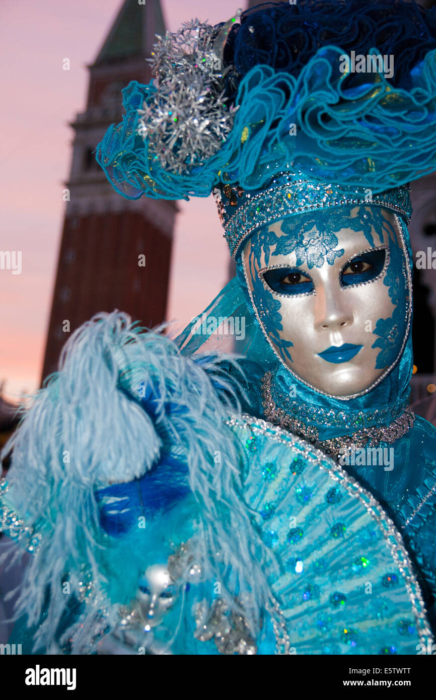 Femme en costume sur la Piazza San Marco Venise pendant le carnaval. Banque D'Images