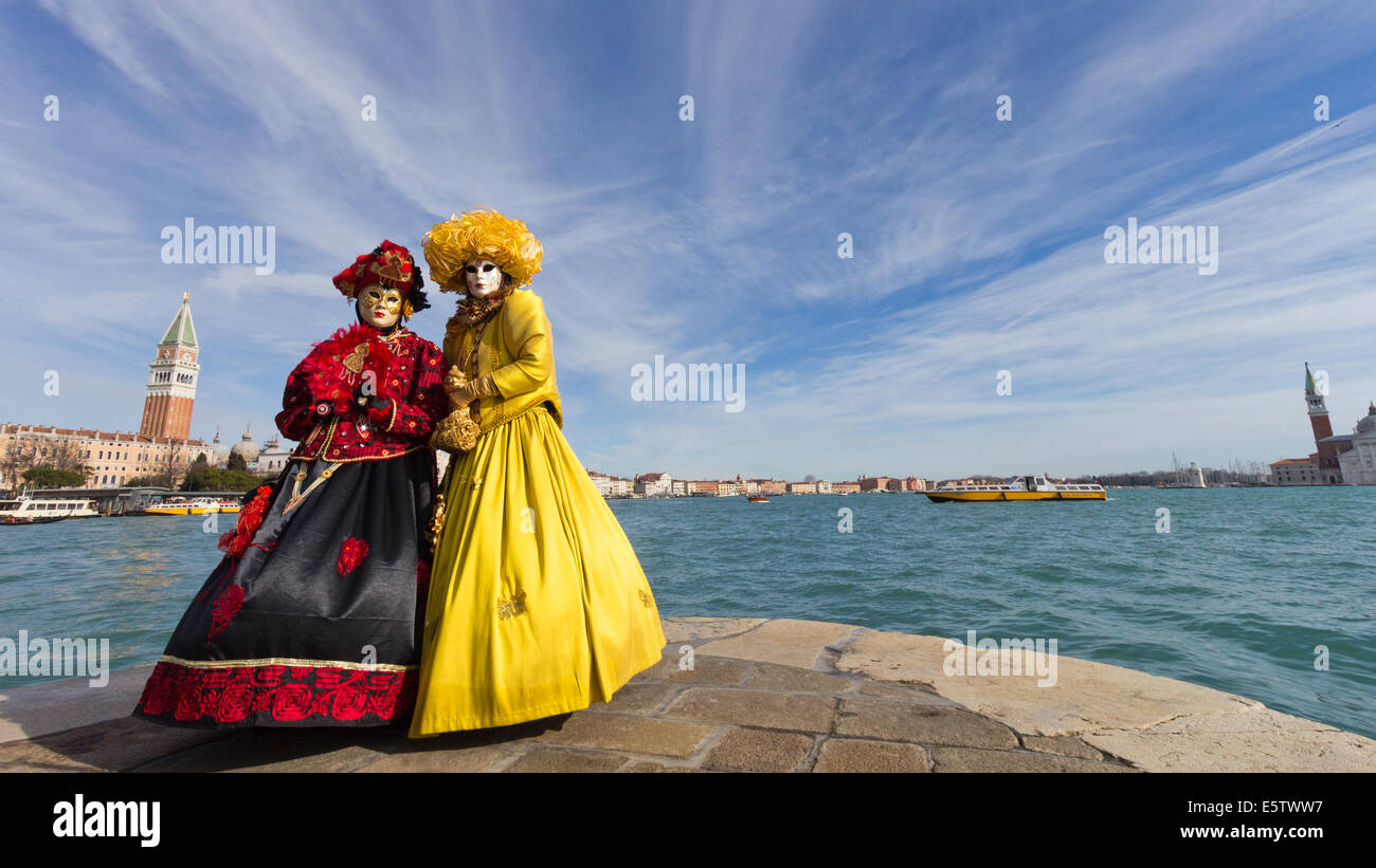 Venise - 7 février : les femmes en costume avec le Plz San Marco dans le dos pendant le Carnaval de Venise le 7 février 2013 à Venise, ita Banque D'Images