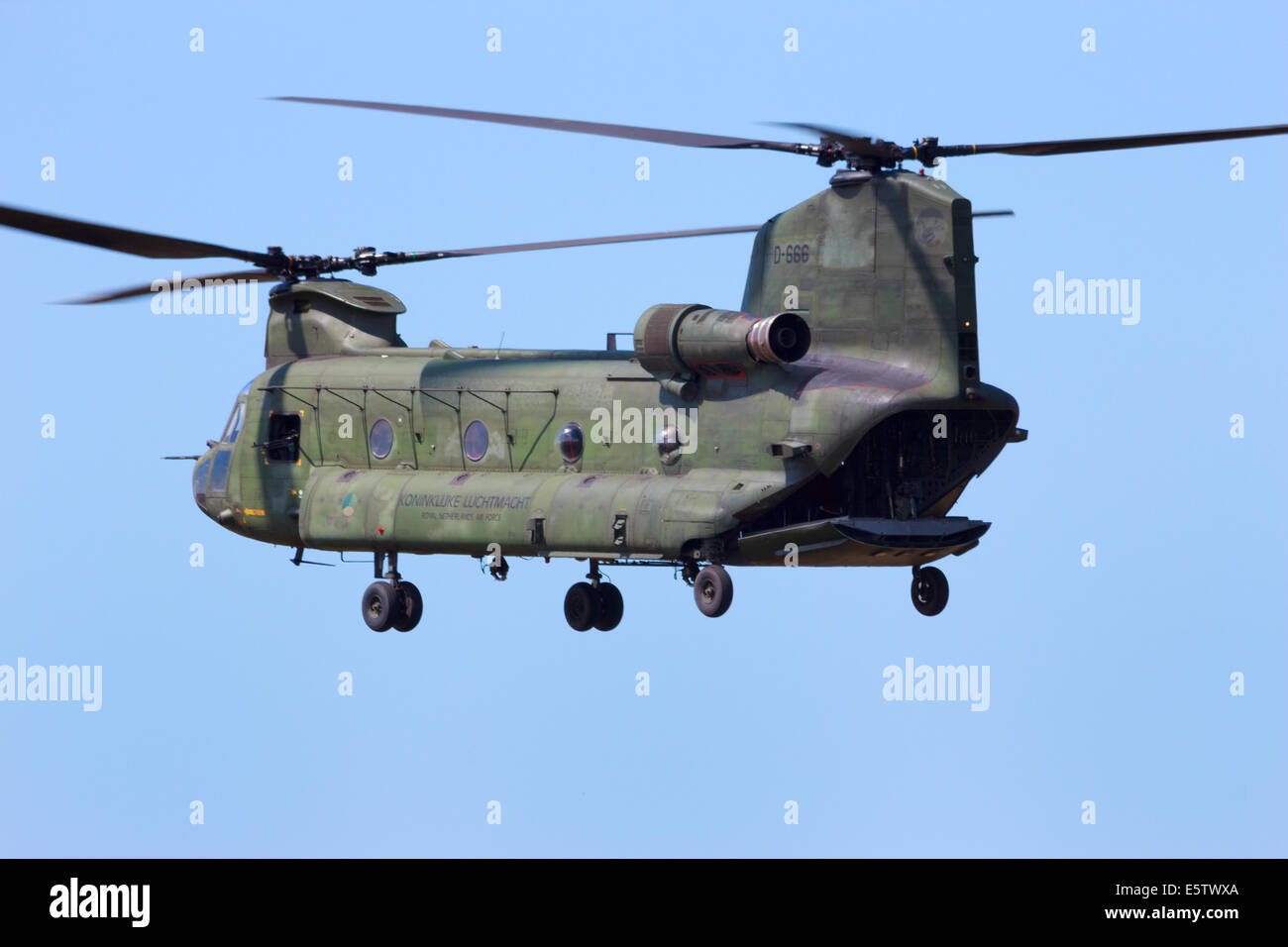 Force aérienne néerlandaise hélicoptère CH-47 Chinook au cours de la démonstration de puissance de l'air à la Royal Netherlands Air Force Jours Juin Banque D'Images