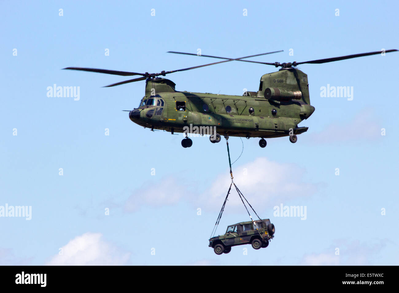 Pays-bas CH-47 Chinook de l'Armée de l'Air transporte un véhicule pendant la démonstration de puissance de l'air à la Royal Netherlands Banque D'Images