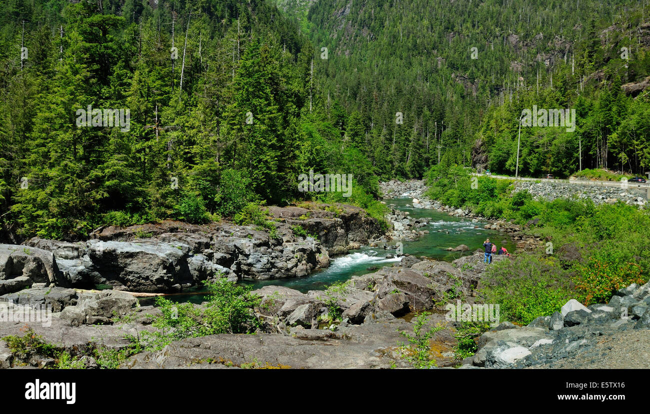 Les touristes à la découverte et détente à Kennedy Creek, l'île de Vancouver, Canada. Banque D'Images