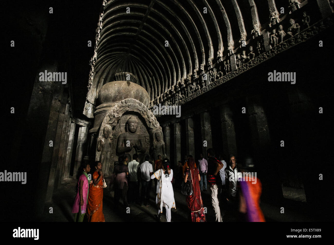 Le Maharashtra, Inde. 6e août, 2014. Les touristes visitent le temple bouddhiste à l'ellora grottes près de Aurangabad à Maharashtra, Inde, le 6 août 2014. Les 34 monastères et temples, qui s'étend sur plus de 2 km, ont été creusés côte à côte dans le mur d'une haute falaise basaltique, non loin d'Aurangabad, au Maharashtra. Ellora, avec sa séquence ininterrompue de monuments datant de l'an 600 à 1000, apporte la civilisation de l'Inde ancienne à la vie. Non seulement c'est le complexe d'Ellora une création artistique unique et une exploitation technologique mais, avec ses sanctuaires consacrés au bouddhisme, hindouisme Banque D'Images