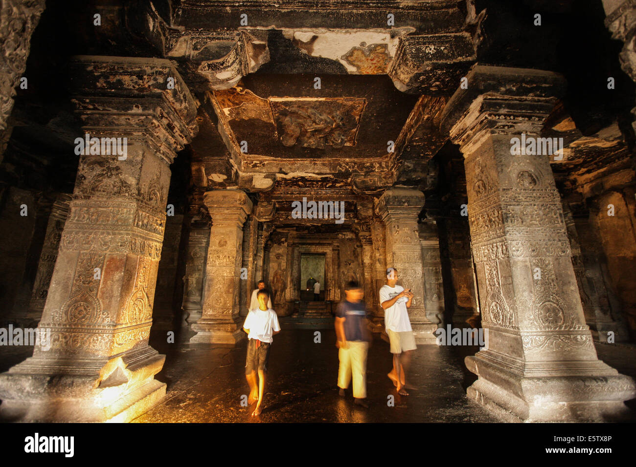 Le Maharashtra, Inde. 6e août, 2014. Les touristes visitent le temple Jain de pierre à l'ellora grottes près de Aurangabad à Maharashtra, Inde, le 6 août 2014. Les 34 monastères et temples, qui s'étend sur plus de 2 km, ont été creusés côte à côte dans le mur d'une haute falaise basaltique, non loin d'Aurangabad, au Maharashtra. Ellora, avec sa séquence ininterrompue de monuments datant de l'an 600 à 1000, apporte la civilisation de l'Inde ancienne à la vie. Non seulement c'est le complexe d'Ellora une création artistique unique et une exploitation technologique mais, avec ses sanctuaires consacrés au bouddhisme, Hinduis Banque D'Images