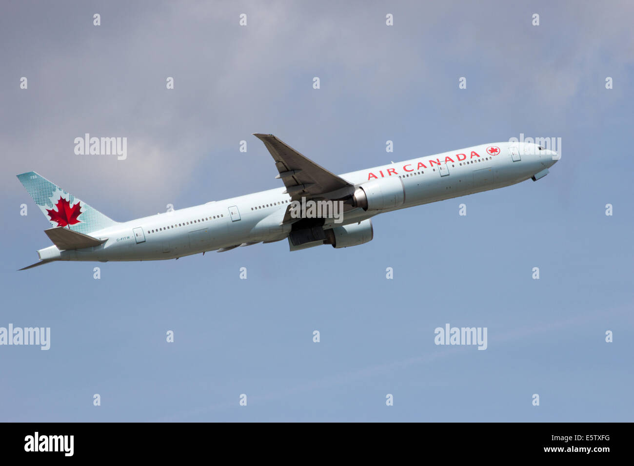 Air Canada Boeing 777 décolle de l'aéroport de Francfort, Allemagne. Banque D'Images