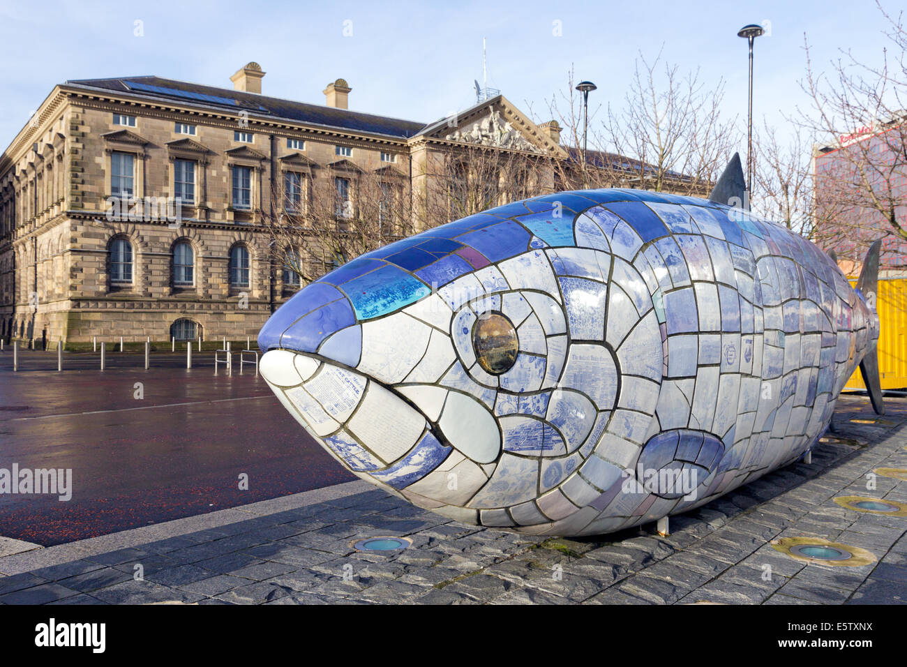 Le gros poisson sculpture à Belfast, en Irlande du Nord. Banque D'Images