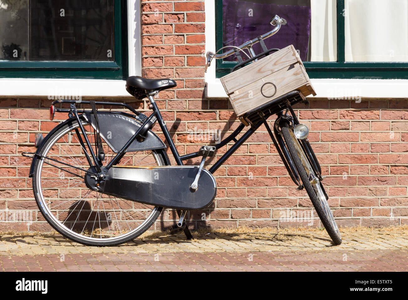 Dutch vintage vélo contre un vieux mur de brique Banque D'Images